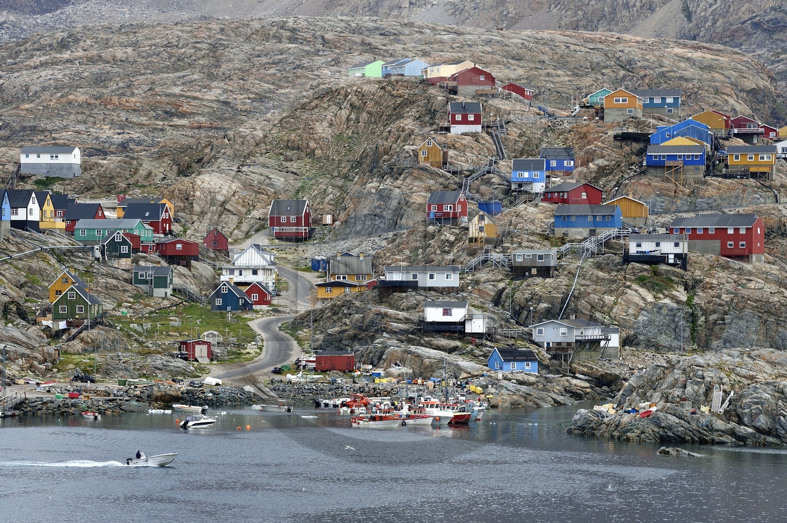 Groenland, cote ouest, baie de Baffin, la ville de Uummannaq accrochée à la roche