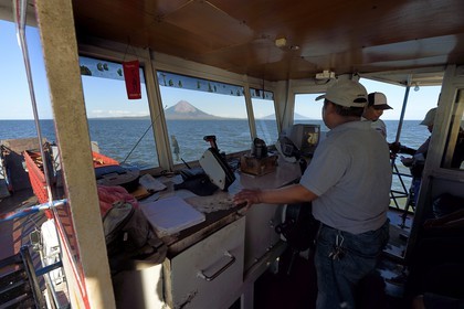 Nicaragua, le lac Nicaragua, ferry reliant San Jorge à Moyagalpa sur Ile d'Ometepe avec en fond le volcan Conception (1610 m) toujours en activité