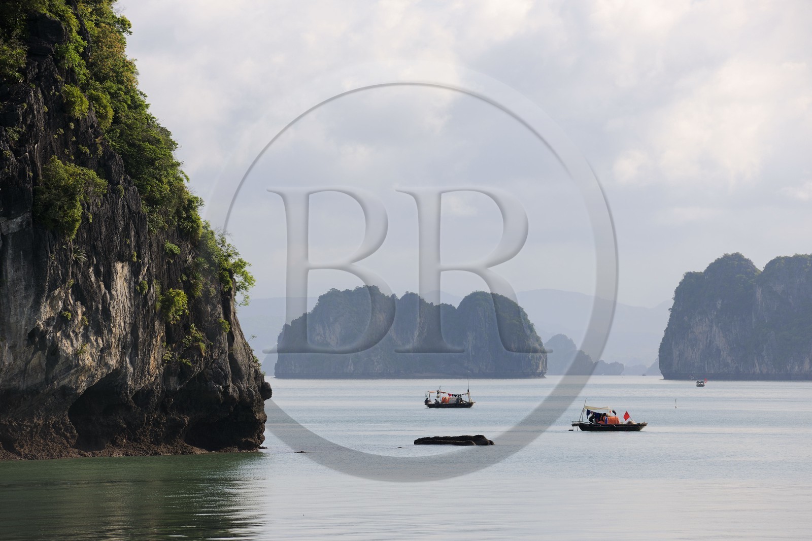 Vietnam, province de Quang Ninh, la Baie d'Halong classée Patrimoine Mondial de l'UNESCO, bateau de pêche entre les iles karstiques