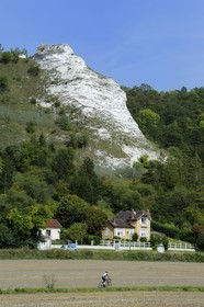 France, Val-d'Oise, French Vexin Natural Park, Haute-Isle, limestone cliffs bordering the valley of the Seine