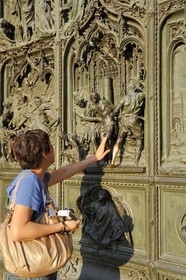 Italie, Lombardie, Milan, le Duomo dans le centre historique, cathédrale de style gothique flamboyant, portail central, porte en bronze qui évoque L’histoire de la vie de Marie (dessins de Ludovico Pogliaghi)