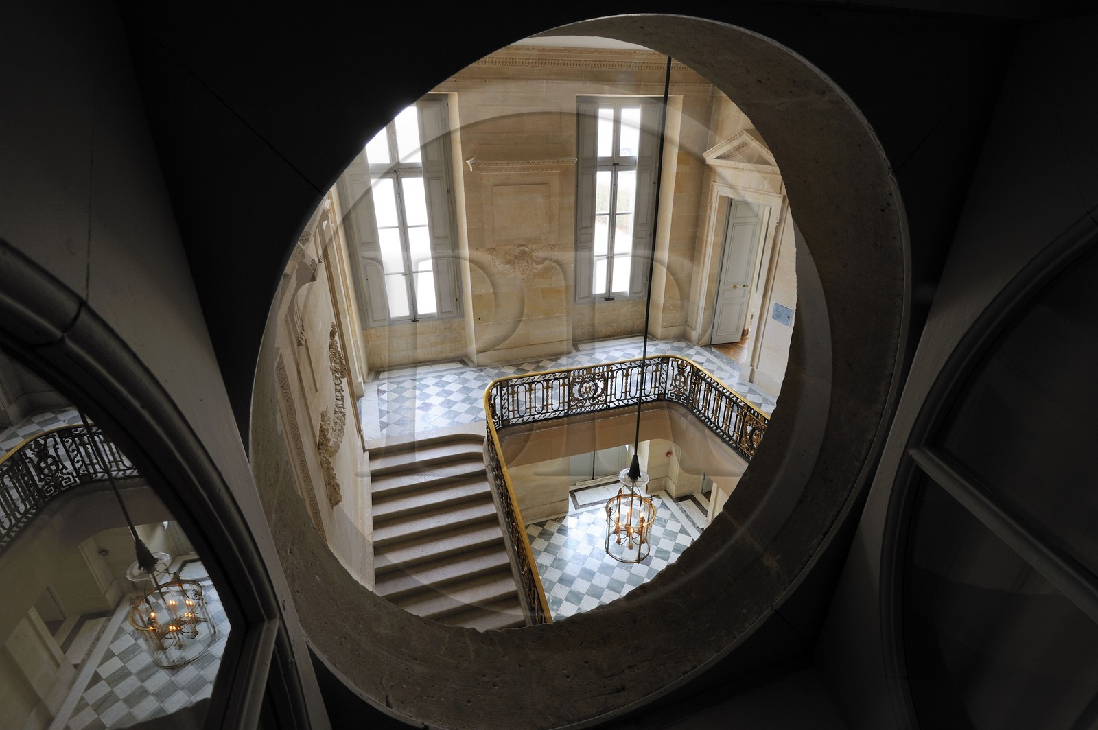 France, Yvelines (78), château de Versailles, classé Patrimoine Mondial de l'UNESCO, le domaine de Marie-Antoinette, le Petit Trianon, le grand escalier de pierre avec sa rampe en fer forgé France, Yvelines (78), château de Versailles, classé Patrimoine Mondial de l'UNESCO, le domaine de Marie-Antoinette, le Petit Trianon, le grand escalier de pierre avec sa rampe en fer forgé