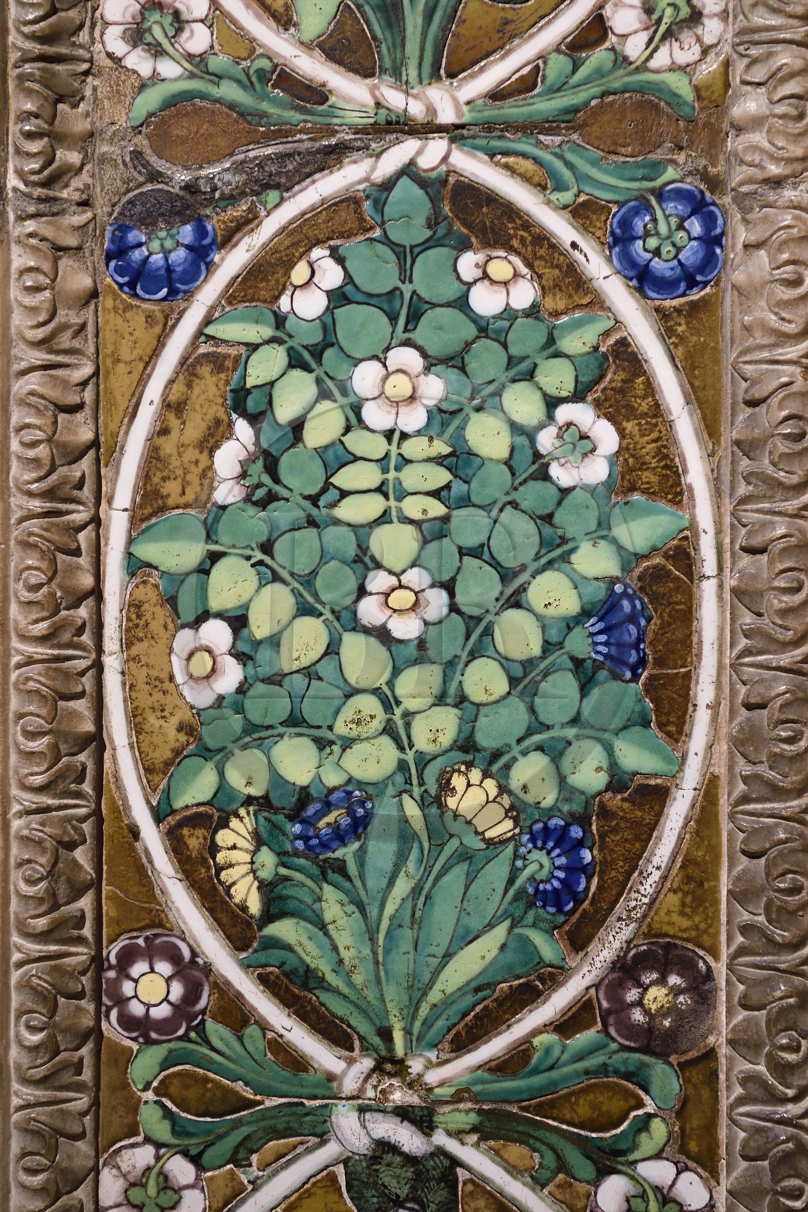 Italie, Toscane, Florence, centre historique classé Patrimoine Mondial de l'UNESCO, basilique Santa Trinita (Basilica di Santa Trinita), détail d'une céramique par Luca Della Robbia du Monument à Benozzo Federighi (XVème siècle)