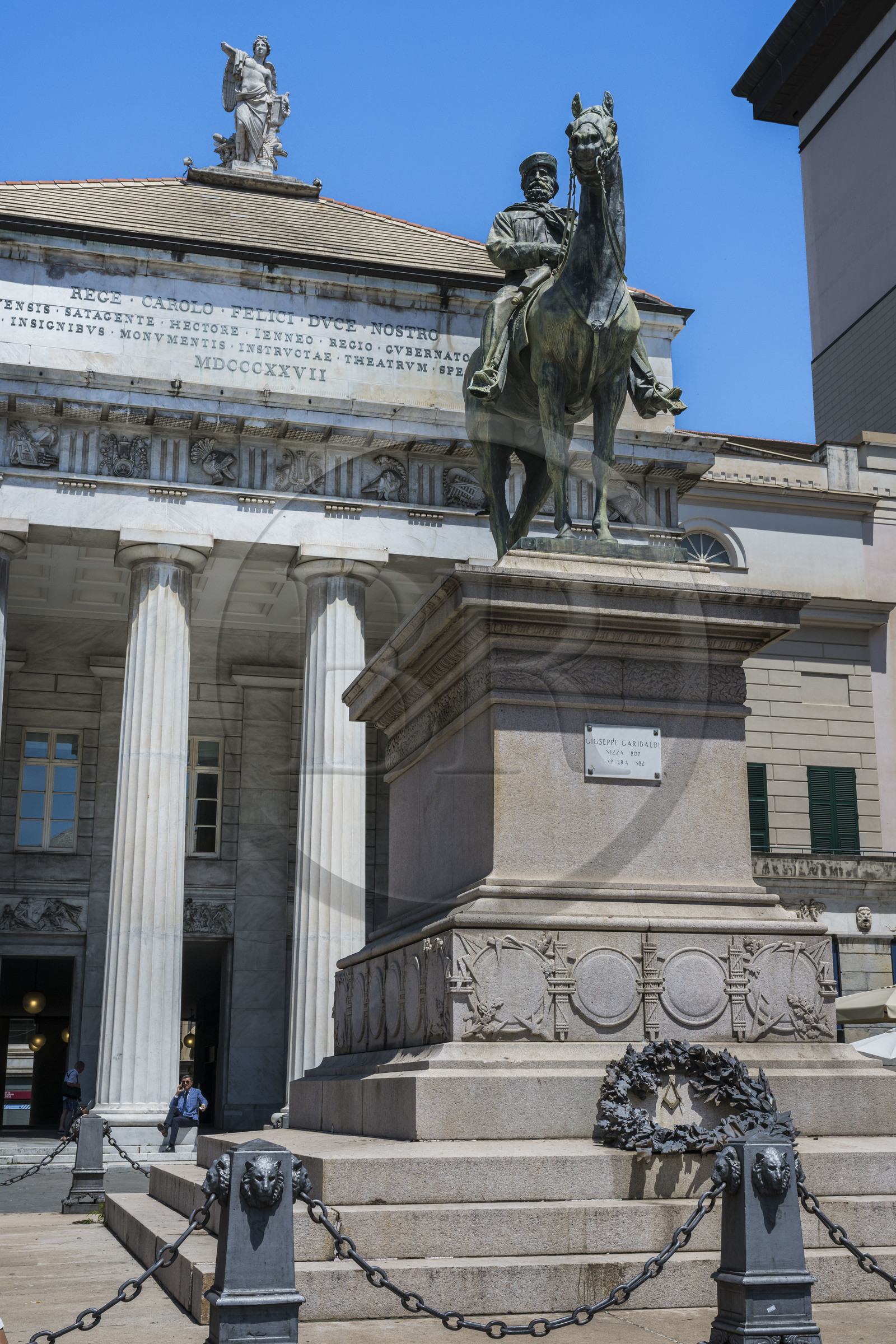 Italie, Ligurie, Gênes, Piazza de Ferrari, statue de Garibaldi devant l'Opera Teatro Carlo-Felice