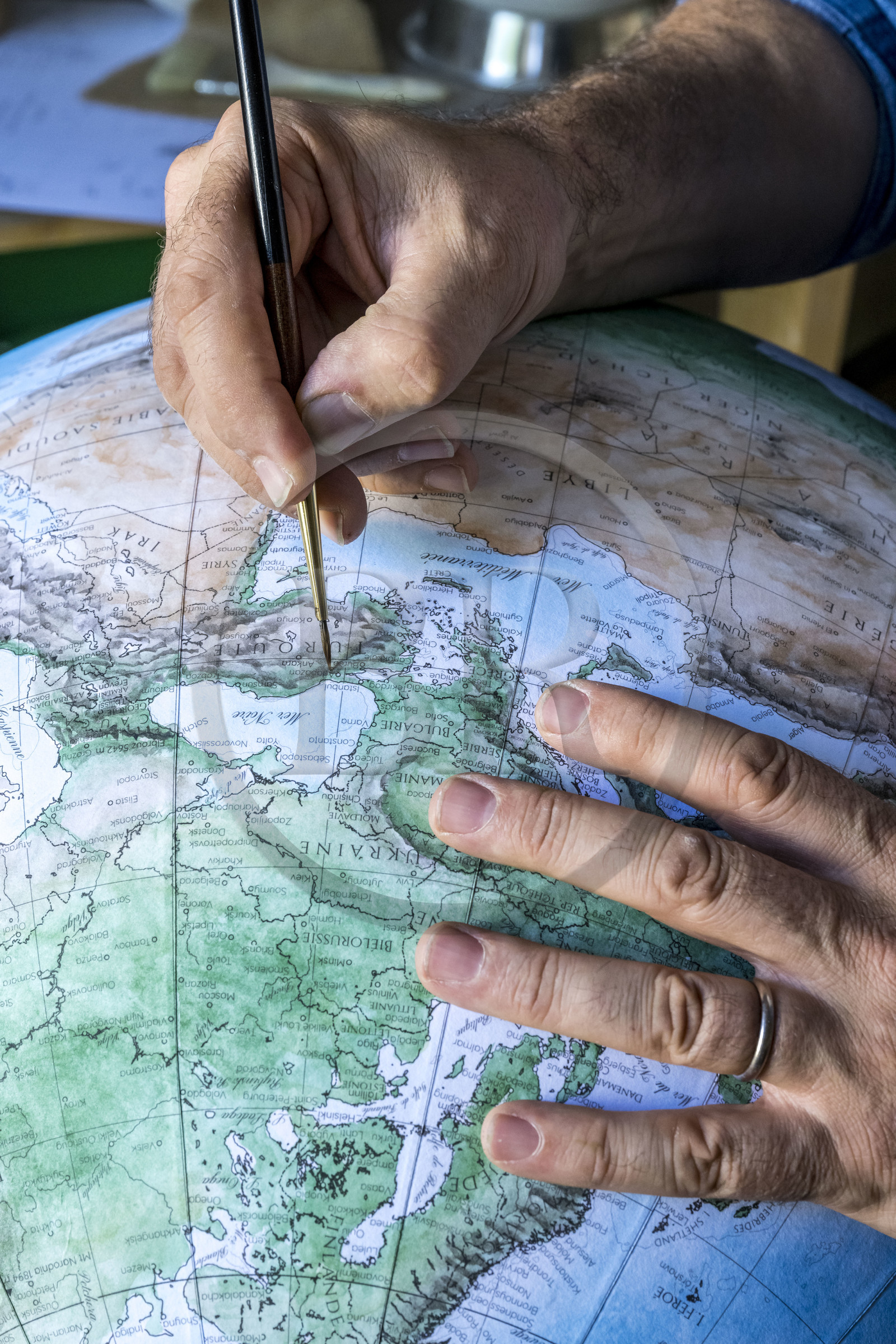 France, Charente (16), Cognac, globe terrestre artisanal peint à l'aquarelle par Gabriel Gaborel créateur de OrbisTerrae