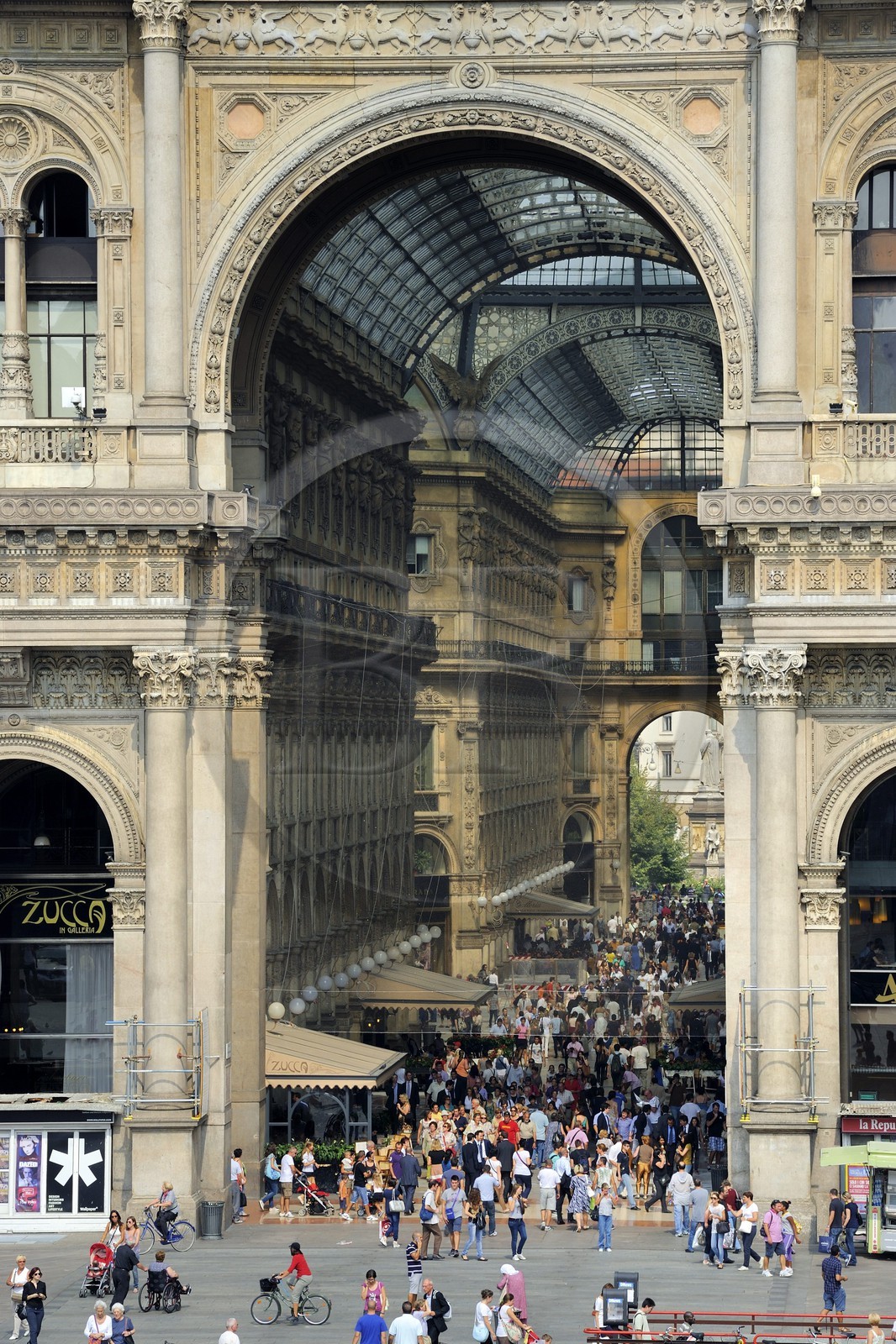 Italie, Lombardie, Milan, Piazza del Duomo, entrée de la galerie Vittorio Emanuele II, galerie commerçante construite au XIXe siècle par Giuseppe Mengoni