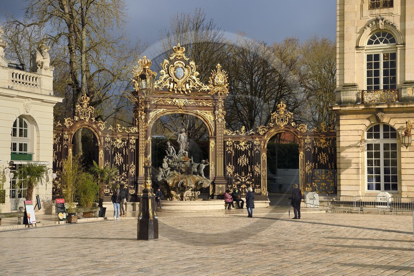 France, Meurthe-et-Moselle (54), Nancy, place Stanislas (ancienne Place Royale) lors de la fête de la Saint-Nicolas, classée Patrimoine Mondial de l'UNESCO, fontaine d'Amphitrite et grille en feuille d'or de Jean Lamour