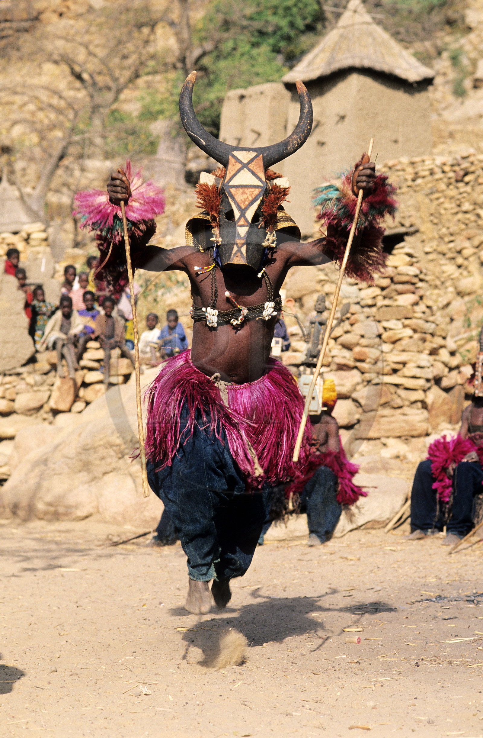 Mali, pays Dogon, falaise de Bandiagara classée Patrimoine Mondial de l'UNESCO, Tereli Dama (lever de deuil) d’Ambeguélé, masque de la vache