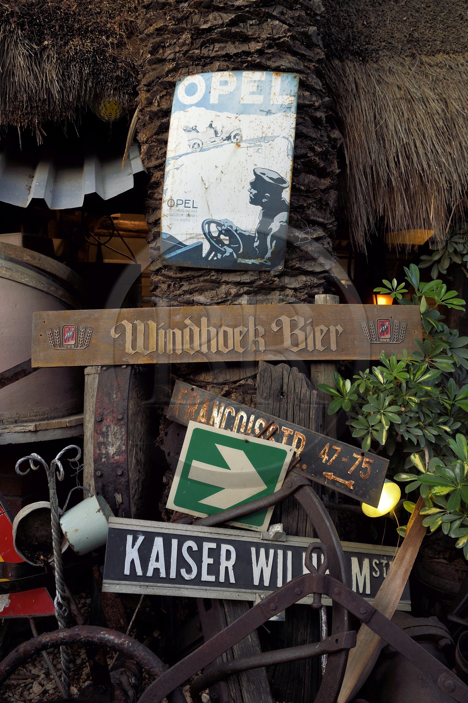 Namibie, région de Khomas, Windhoek, le restaurant Joe's Beerhouse, anciens panneaux et plaques en allemand