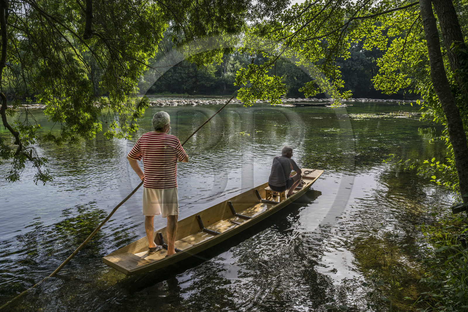 France, Vaucluse (84), L'Isle-sur-la-Sorgue, Alain Pretot membre de la confrérie des pêcheurs les Pescaïres de la Sorgue naviguant sur la Sorgue sur une barque à fond plat appelée Nègo Chin
