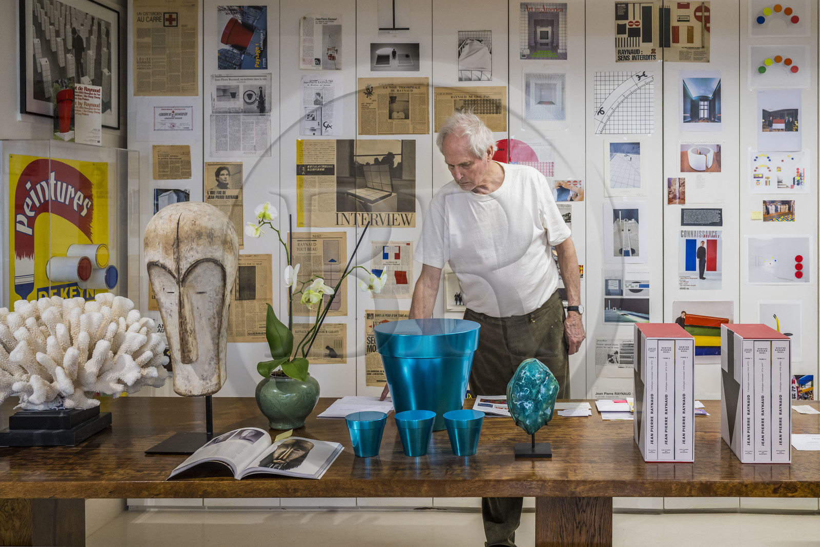 France, Paris (75), l'artiste plasticien Jean-Pierre Raynaud dans son appartement atelier
