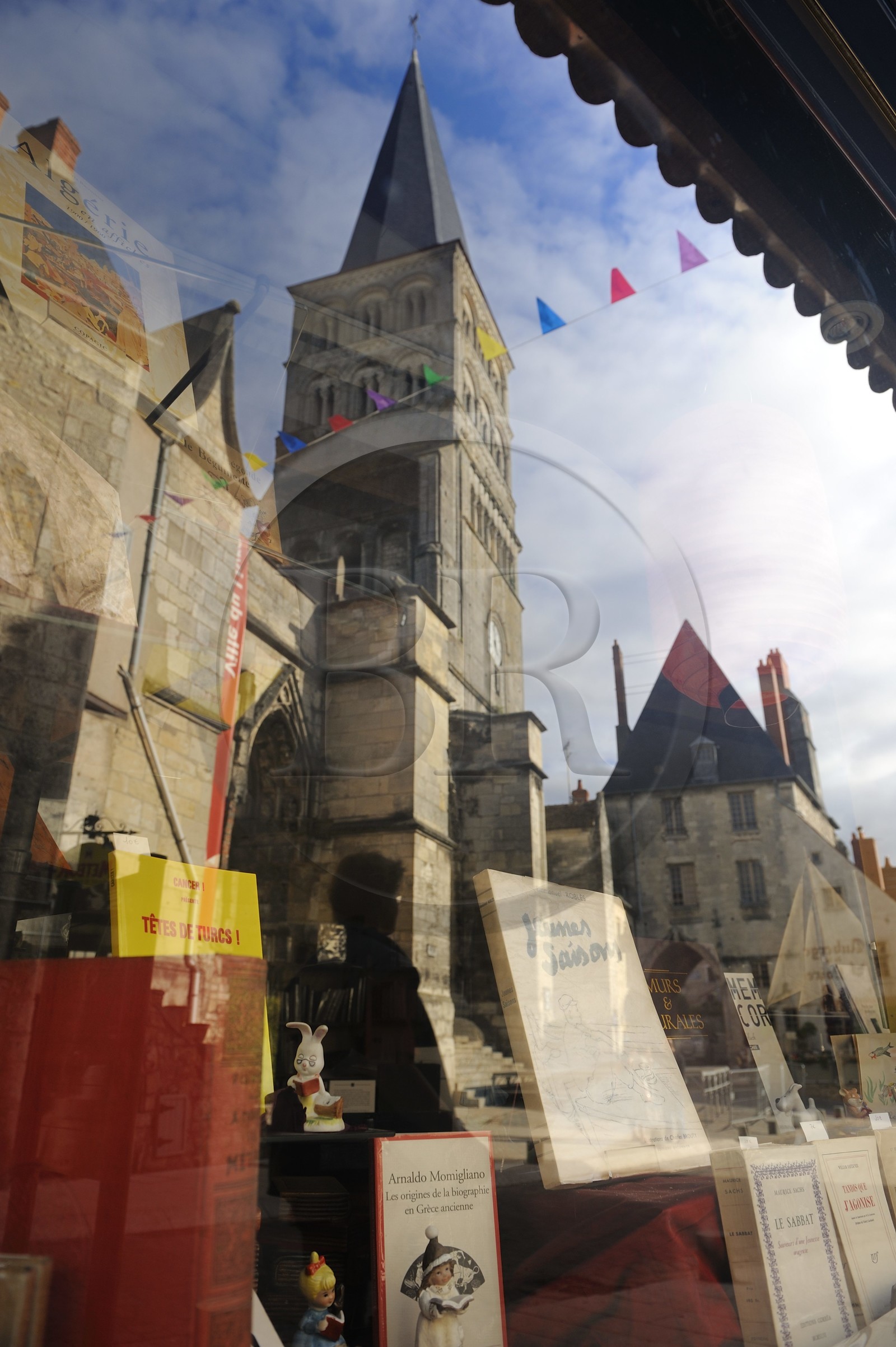 France, Nièvre (58), La Charité-sur-Loire,  le clocher Sainte Croix se reflète dans une vitrine de librairie