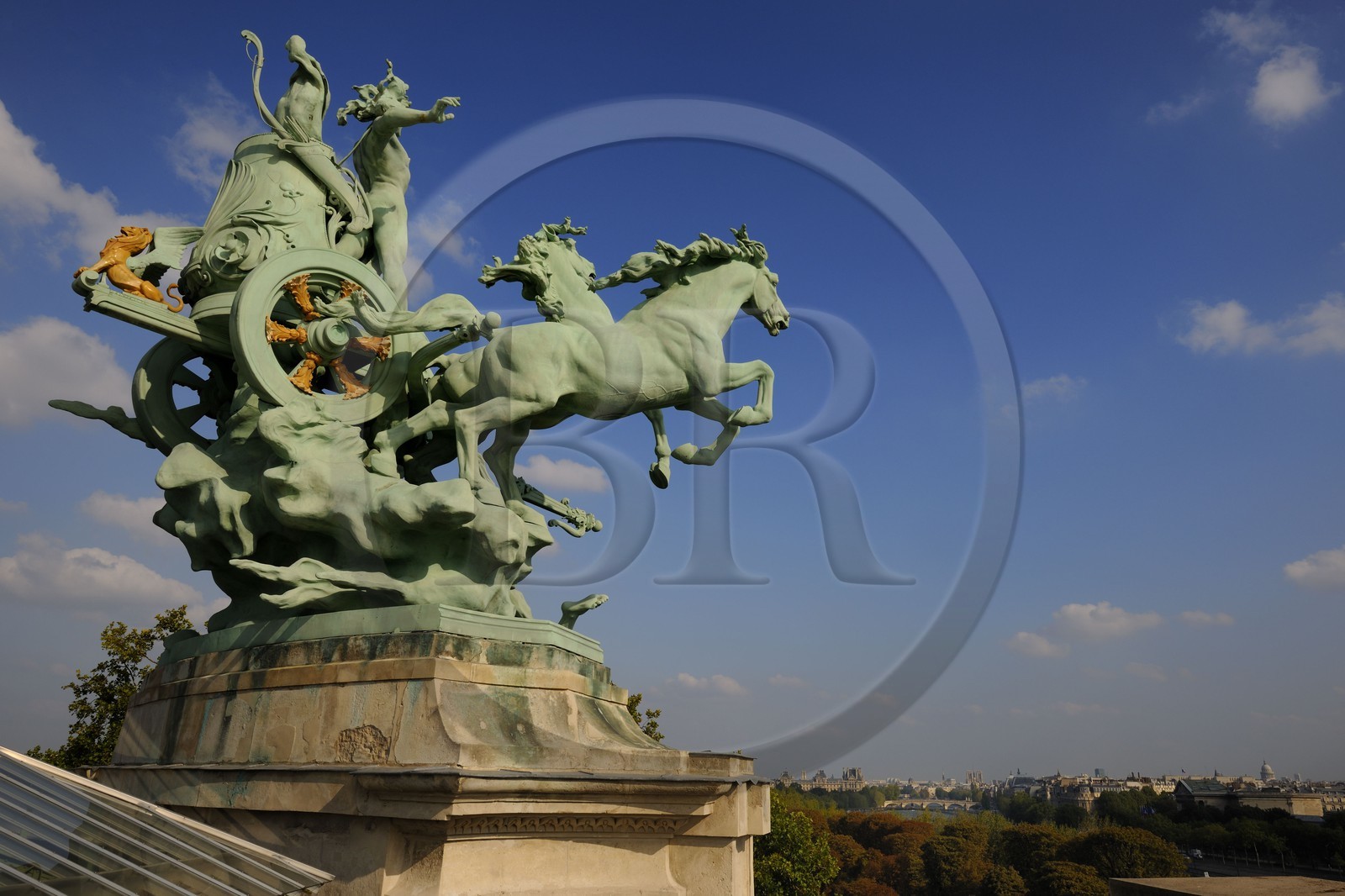 France, Paris (75), le Grand Palais, les quadriges de Récipon dominent la Seine