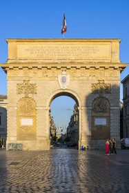 France, Hérault (34), Montpellier, centre historique appelé l’Ecusson, l'Arc de Triomphe (XVIIème siecle) et la rue Foch