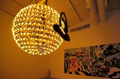 Brésil, Etat du Minas Gerais, région de Belo Horizonte, Brumadinho, centre d'art contemporain Inhotim, Faceland II (You Better Keep The Light On) (2002) de Franz Ackermann