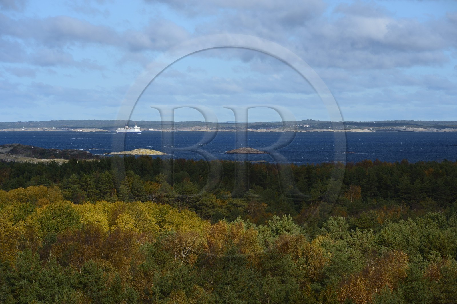 Suède, Västra Götaland, Iles Koster, ferry en provenance de Stromstad au large de l'Ile vue du rocher de Valfjäll, la côte du continent en arrière plan