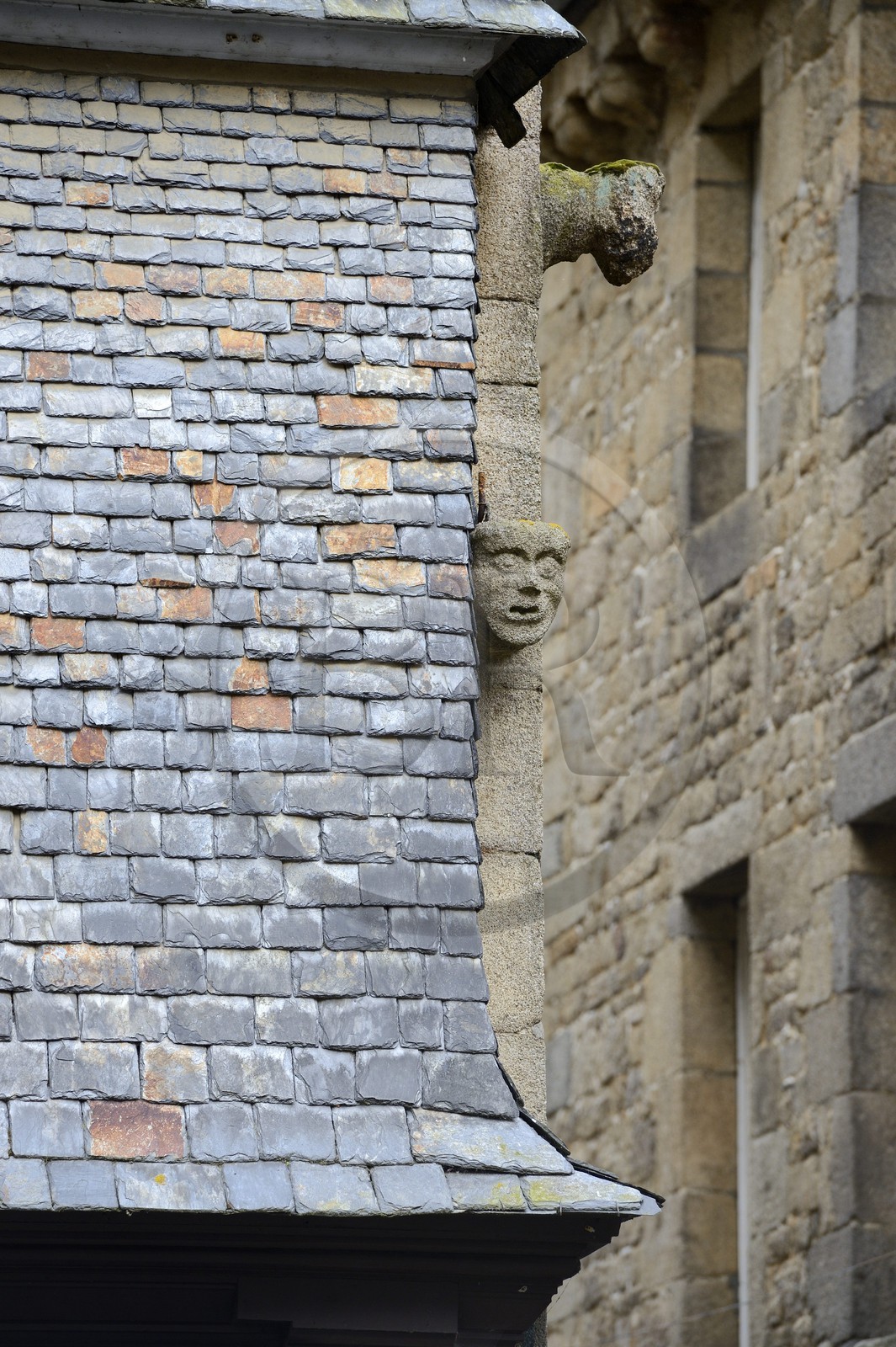 France, Côtes-d'Armor (22), Guingamp, détail de la facade d'une maison traditionnelle de la rue Notre-dame