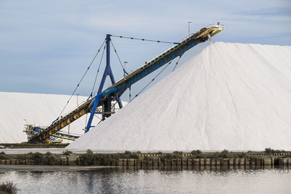 France, Gard (30), Aigues-Mortes, le salin d'Aigues-Mortes (Salins du Midi), montagne de sel stocké