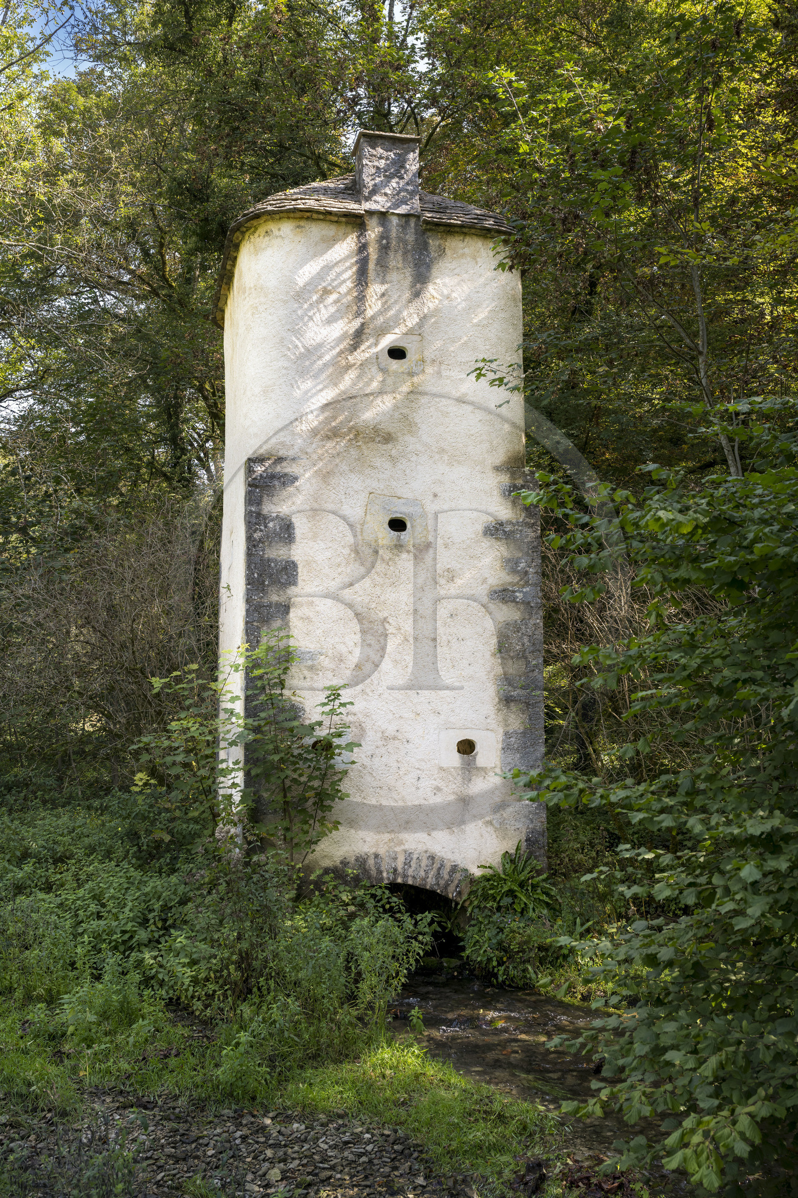 France, Côte-d'Or (21), Touillon, randonnée le long du ru (ruisseau) de Fontenay, pigeonnier de l'étang de la Roche qui servait aussi de poste de surveillance de la montée des eaux pour prévenir des crus l'abbaye de Fontenay en aval