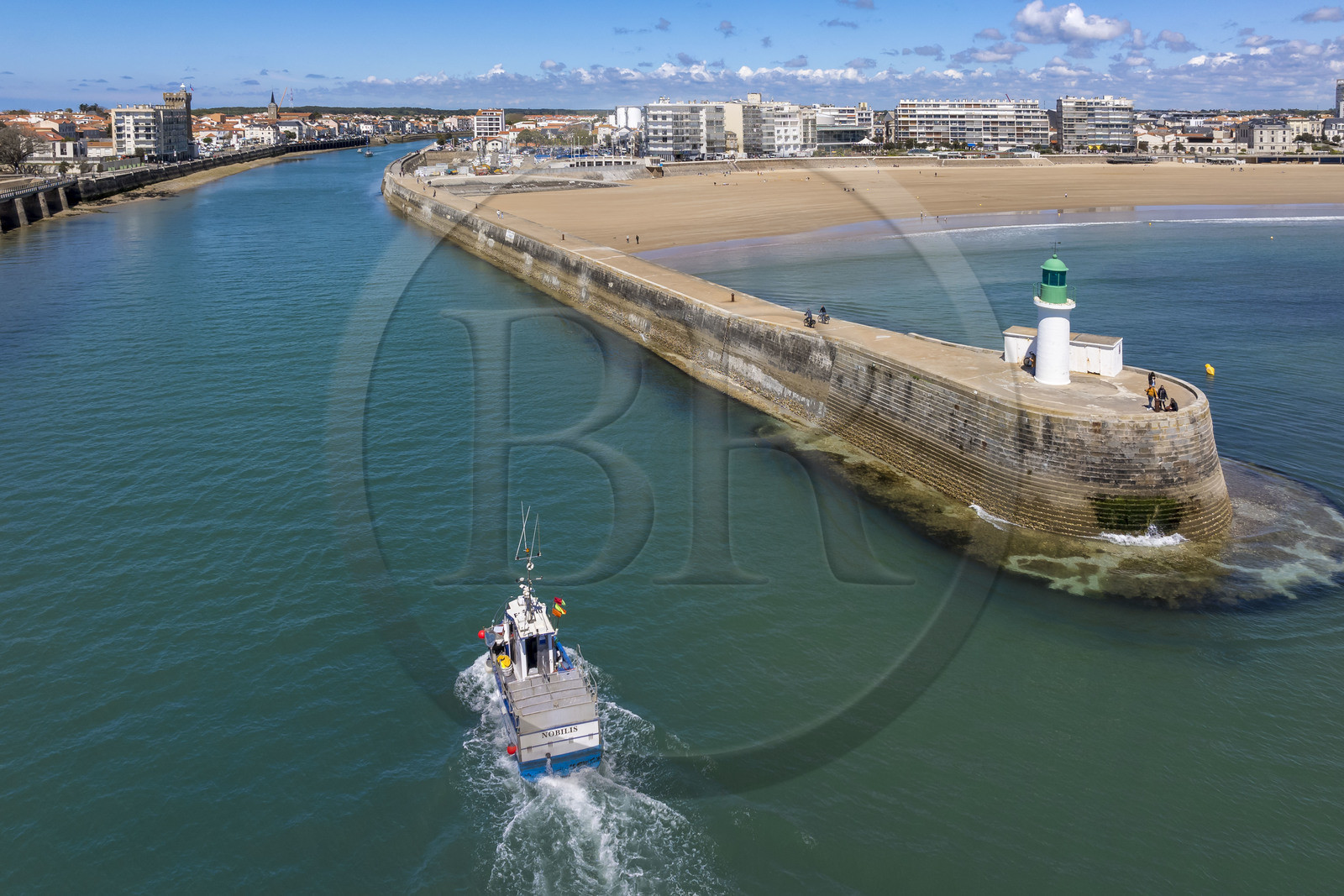 France, Vendée (85), Les-Sables-d'Olonne, la balise d'entrée du chenal au bout de la jetée des skippers classés de la course du Vendée Globe et bateau de pêche entrant dans le chenal d'accès aux ports (vue aérienne)