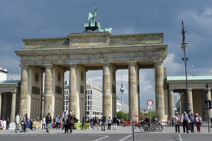 Allemagne, Berlin, Porte de Brandebourg sur l'avenue Under den Linden