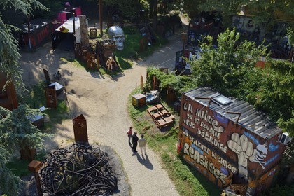 France, Rhône (69), Saint-Romain-au-Mont-d'Or, la Demeure du Chaos, l'œuvre d'art est basé sur la transformation sans fin de la maison du XVIIème siècle de l'artiste plasticien Thierry Ehrmann en une réplique de zone de guerre à l'image du monde présent
