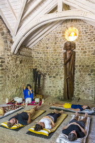 France, Var (83), Provence Verte, Bras, la maison d'hotes Le Peyrourier - une campagne en Provence, le voyage sonore de l'artiste musicienne Yasi Zandi dans l'ancienne chapelle templière reconstruite