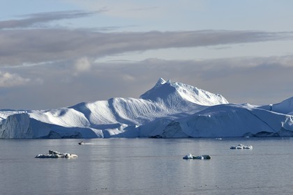 Groenland, cote ouest, baie de Disko, Ilulissat, hors-bord traversant le site du fjord glacé classé Patrimoine Mondial de l'UNESCO