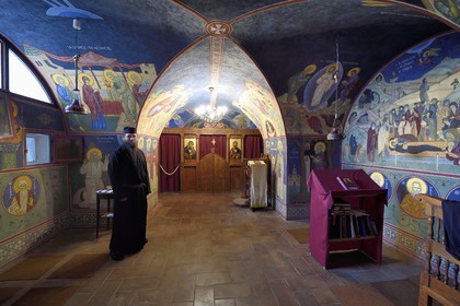 France, Var (83), Iles d'Hyères, parc national de Port Cros, Ile de Porquerolles, le Monastère orthodoxe Sainte-Marie dans l'ancien fort de la Repentance, Père Pantelimon dans l'église aménagée dans une ancienne réserve voutée