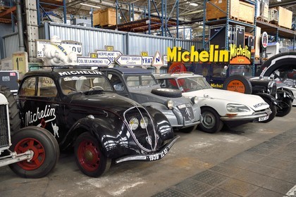 France, Puy-de-Dôme (63), Clermont-Ferrand, réserves du patrimoine historique dans l'usine Michelin de Cataroux, Bibendum, panneaux routier et voitures de collection et publicitaires