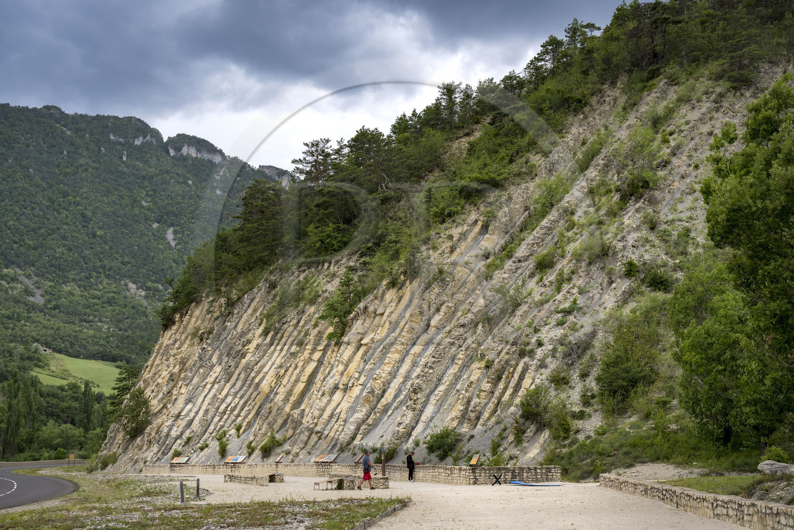 France, Drôme (26), parc naturel régional des Baronnies provençales, La Charce, le site géologique du Serre de l'Ane, couches géologiques calcaires-marnes de 132 millions d’années, chaque double strate calcaire marne représente 20000 ans