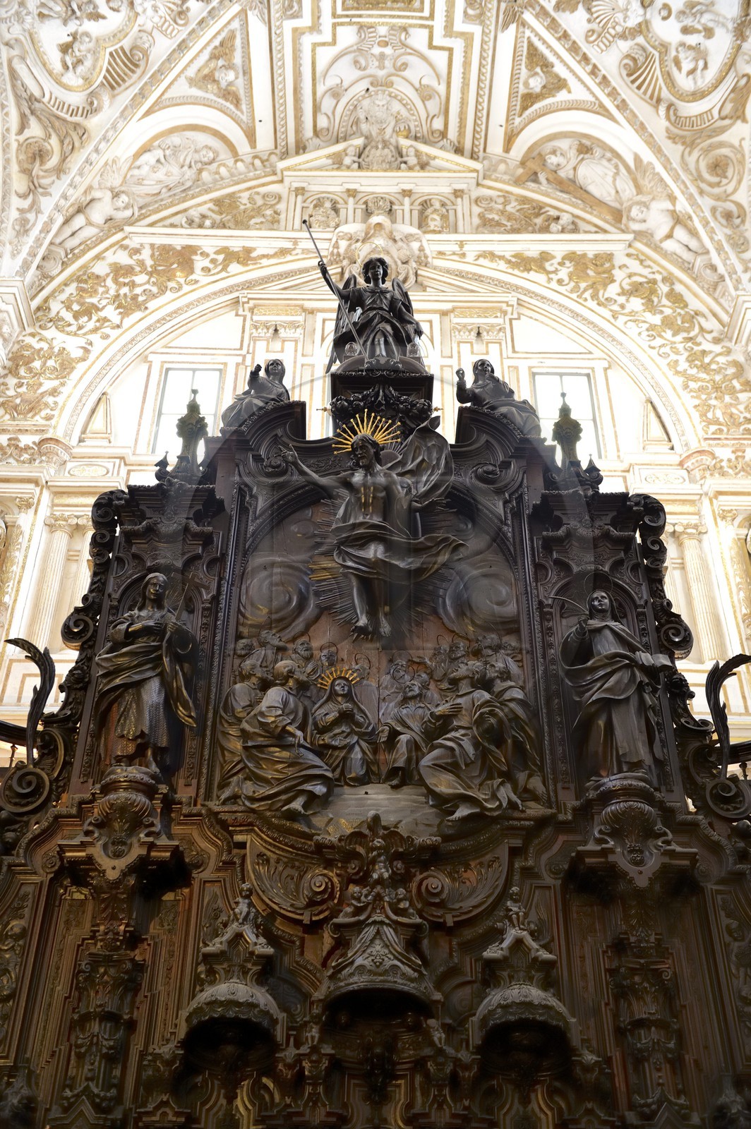 Espagne, Andalousie, Cordoue, centre historique classé Patrimoine Mondial de l'UNESCO, la Mezquita, la partie cathédrale qui apparait comme incrustée au centre de l'ancienne mosquée, les stalles dans le chœur