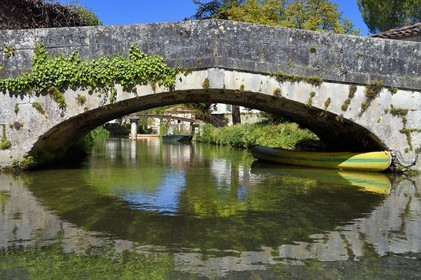 France, Charente (16), Bassac, pont sur la Guirlande, un affluent de la Charente