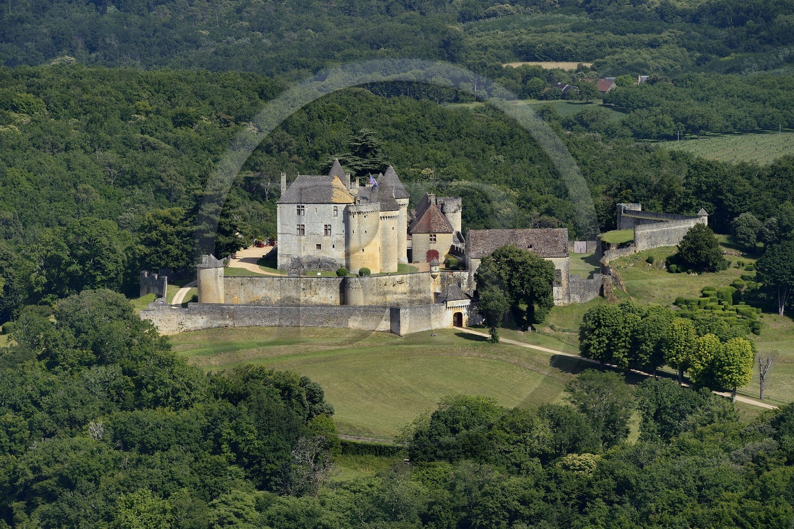 France, Dordogne (24), Périgord Noir, vallée de la Dordogne, Sainte-Mondane, le chateau de Fénelon (vue aérienne)