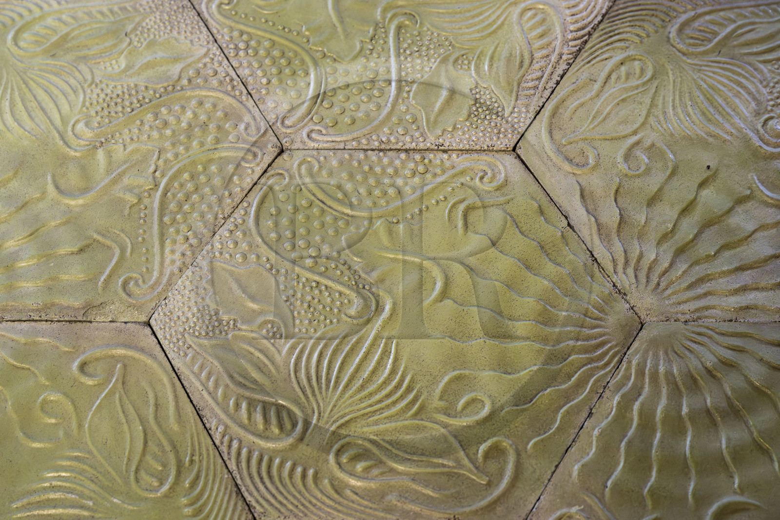 Espagne, Catalogne, Barcelone, quartier de l'Eixample, Passeig de Gracia, Pedrera ou Casa Mila (1905-1910) de l'architecte du modernisme catalan Antoni Gaudi, site classé au Patrimoine Mondial de l'UNESCO, carrelage hexagonal également utilisé dans la Casa Batllo