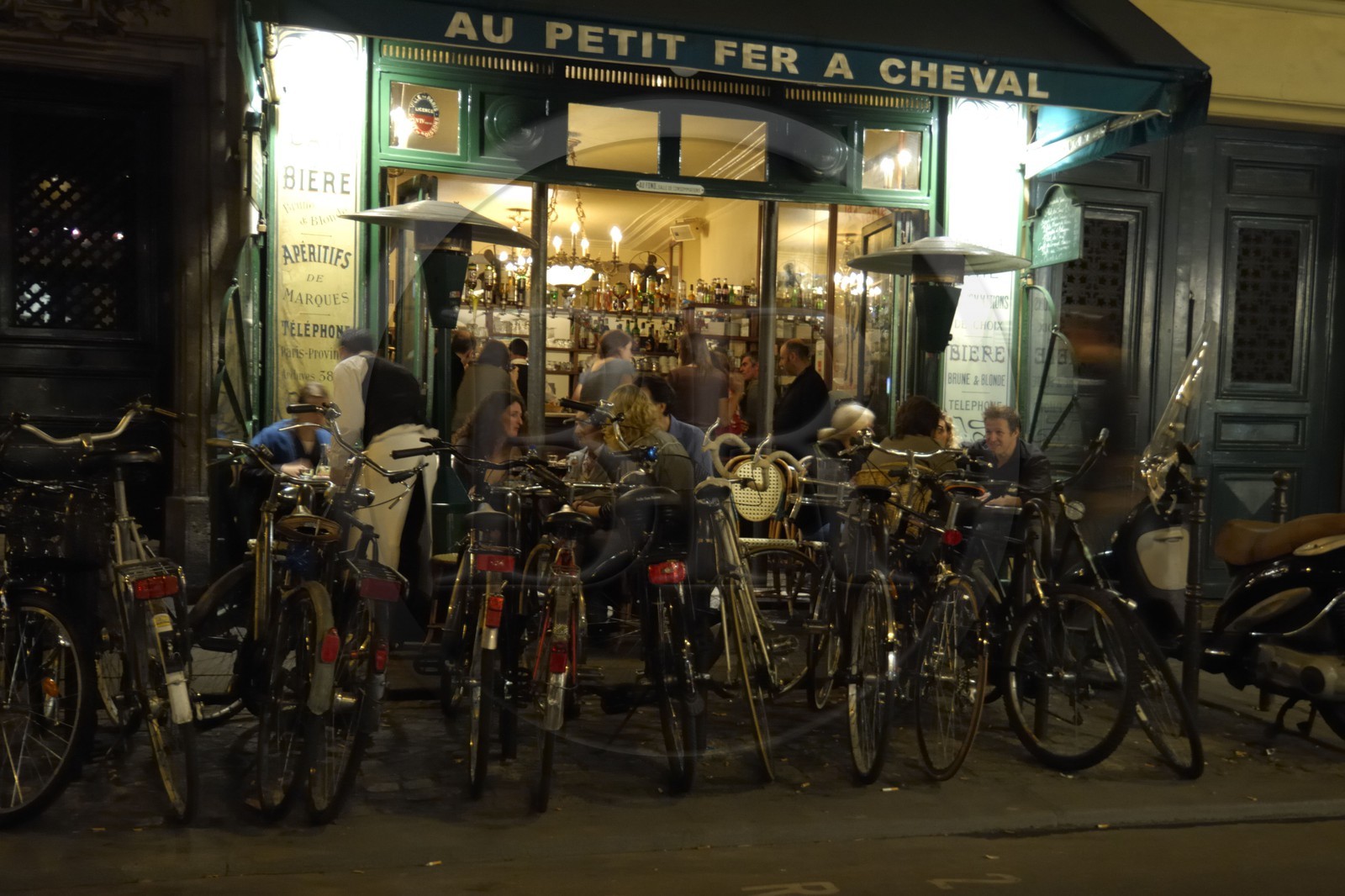 France, Paris (75), rue Vieille du Temple à la nuit tombée