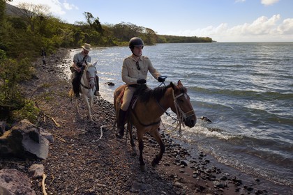 Nicaragua, Ile d'Ometepe sur le lac Nicaragua, cavaliers en randonnée en bordure du lac