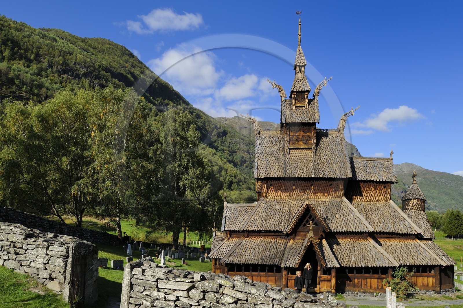 Norvège, comté de Sogn Og Fjordane, église en bois debout ou stavkirke (1130) de Borgund aux motifs vikings de l’ère pré-chrétienne