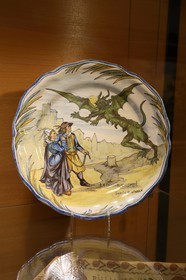 France, Finistère (29), Quimper, musée de la faïence, assiette crée par Alfred Beau sur le thême des légendes bretonnes fin XIXème siècle