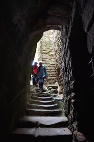France, Bas-Rhin (67), Parc naturel régional des Vosges du Nord, Lembach, chateau de Fleckenstein, randoneurs dans l'escalier troglodyte