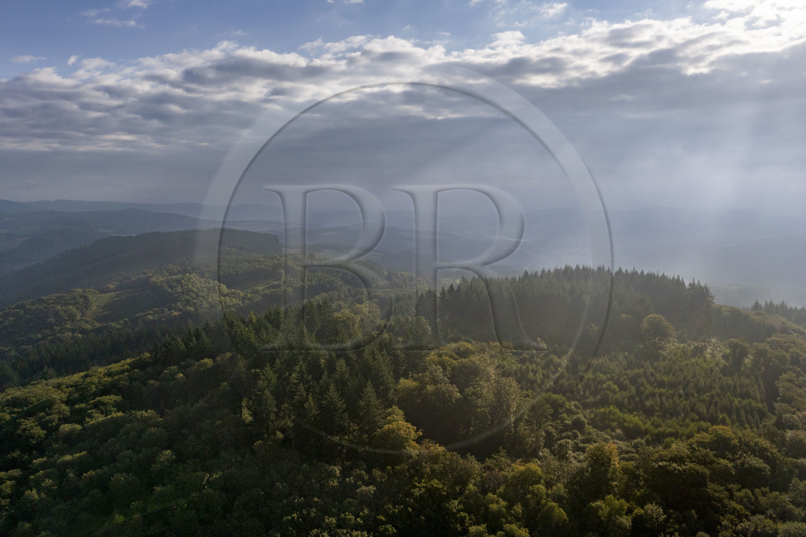 France, Saône-et-Loire (71), parc naturel régional du Morvan, Saint-Léger-sous-Beuvray, les montagnes à l'Est du mont Beuvray dans la brume matinale (vue aérienne)