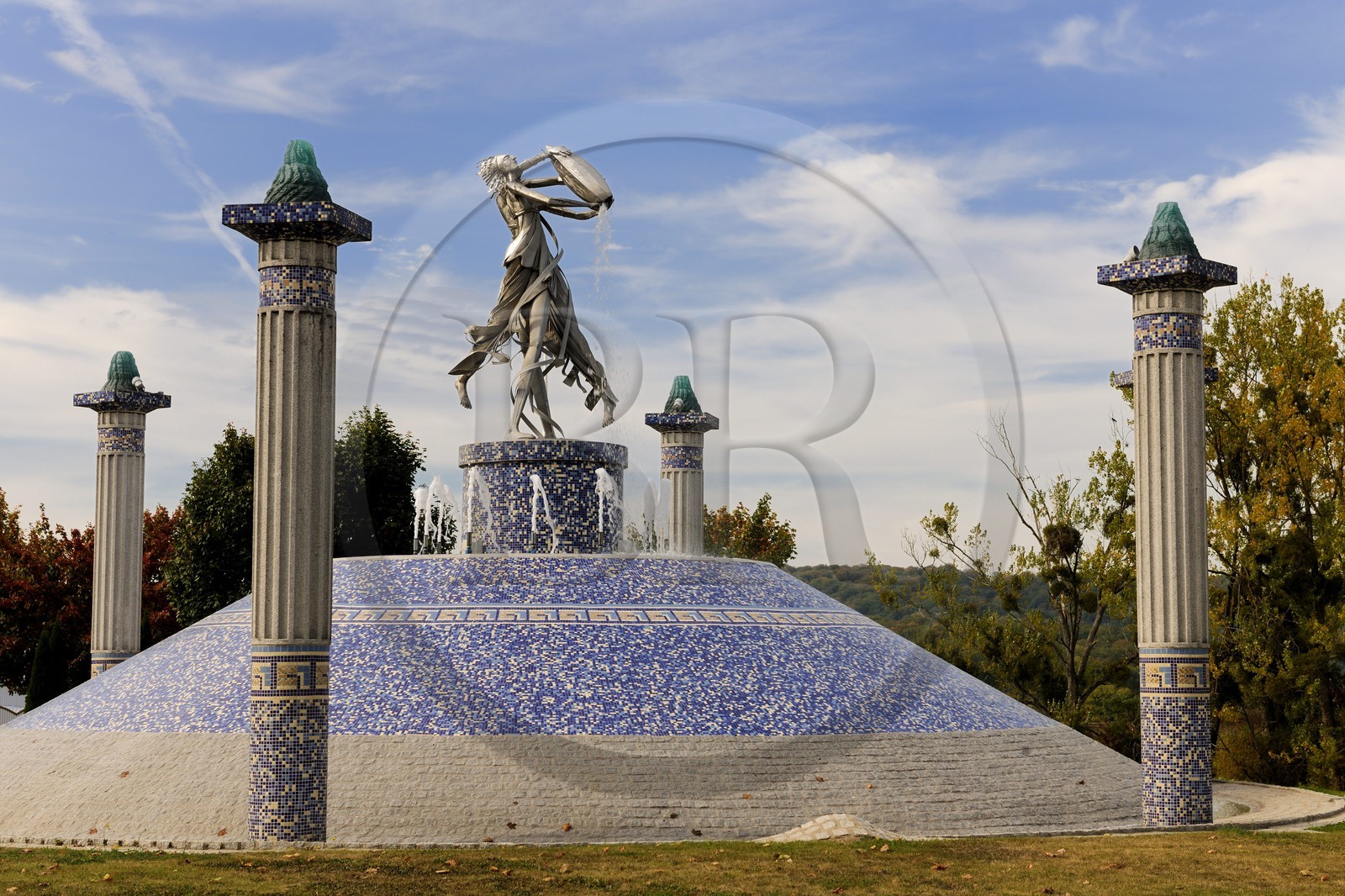 France, Vosges (88), Station thermale de Contrexéville, Les Verseuses réalisées par le sculpteur Guillaume ROCHE ornent le giratoire de l’avenue Division Leclerc France, Vosges (88), Station thermale de Contrexéville, Les Verseuses réalisées par le sculpteur Guillaume ROCHE ornent le giratoire de l’avenue Division Leclerc