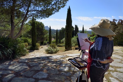 France, Bouches-du-Rhône (13), Aix en Provence, artiste peintre sur le terrain des Peintres, les tableaux les plus célèbres de Paul Cézanne ont été peints depuis ce  panorama sur la montagne Sainte-Victoire, situé chemin de la Marguerite sur la colline des Lauves