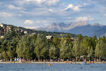 France, Hautes Alpes (05), Embrun, la base de loisirs sur le plan d'eau d'Embrun isolé du lac de Serre Ponçon par une digue promenade