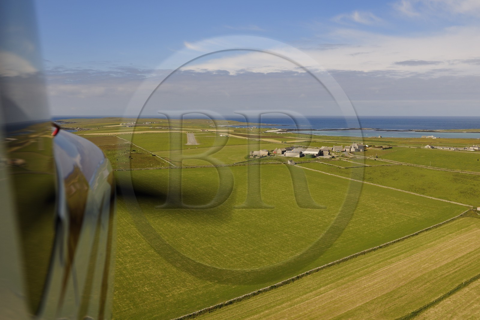Royaume-Uni, Ecosse, Iles Orcades, survol en Cesna de l'Ile de Papa Westray (vue aérienne)