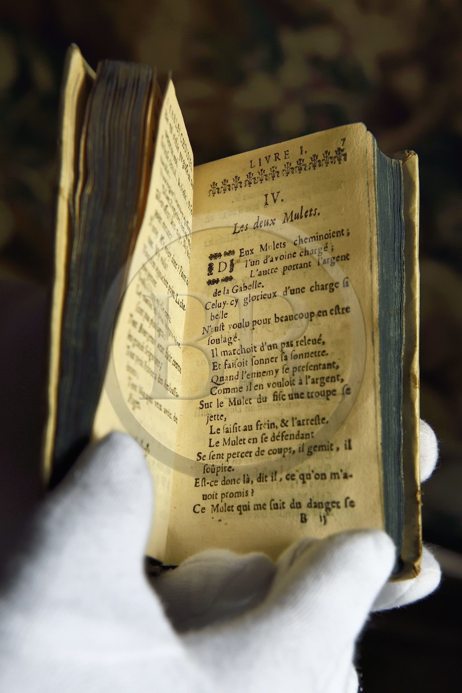 France, Aisne (02), Château-Thierry, Musée Jean de La Fontaine - Ville de Chateau-Thierry, livre des Fables de La Fontaine, Claude Barbin Denys Thierry édition non illustrée, circa 1668, in-12, Les Deux Mulets fable IV du livre I