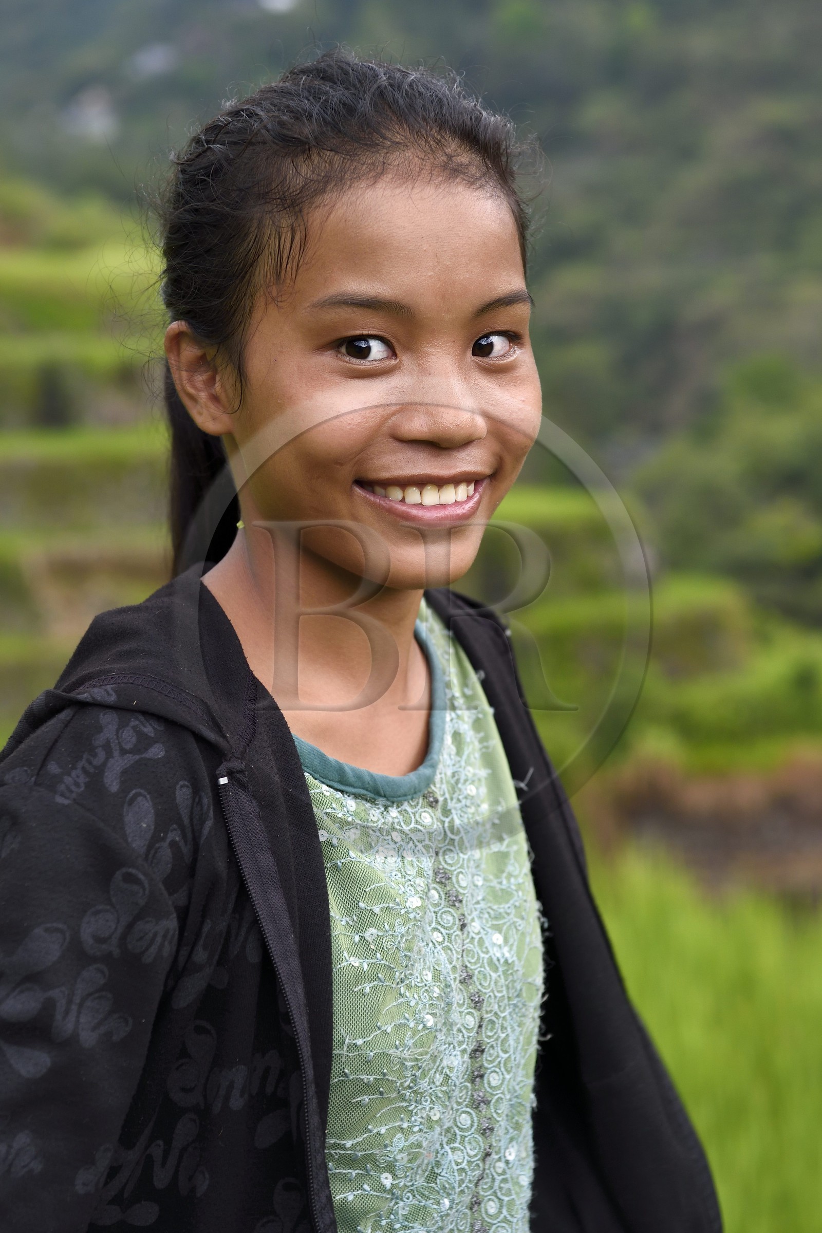 Philippines, province d'Ifugao, les rizières en terrasses de Banaue autour du village de Cambulo, classées Patrimoine Mondial de l'UNESCO, Shimah 16 ans qui travaille aux champs