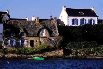 France, Morbihan, Saint Cado island on river Etel, traditional house with a thatched roof