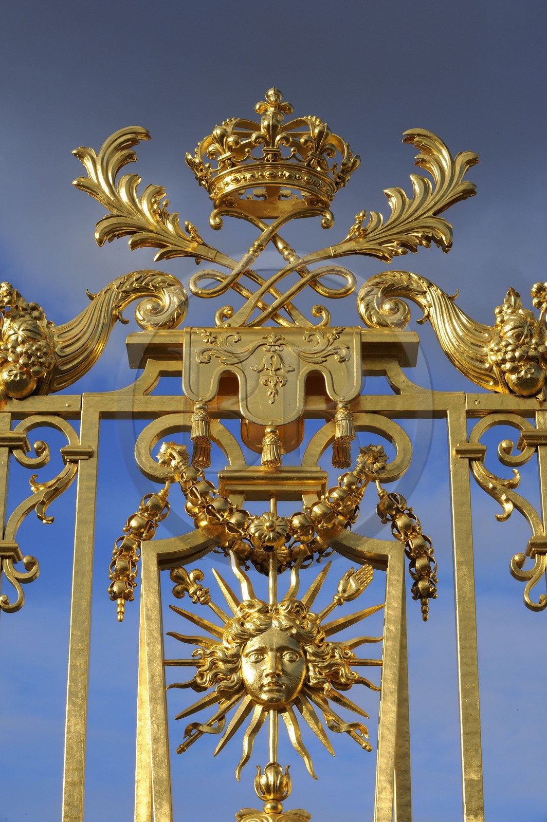France, Yvelines (78), château de Versailles, classé Patrimoine Mondial de l'UNESCO, détail de la grille royale dessinée par Mansart séparant la cour royale restaurée en juin 2008