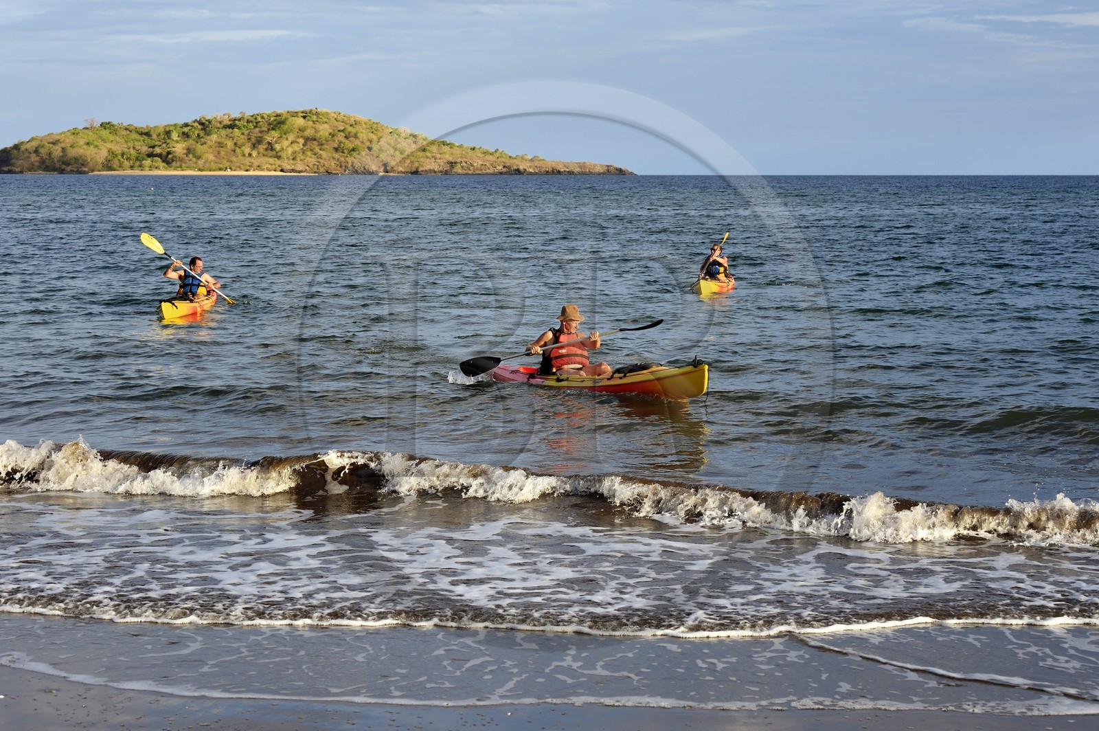 France, Ile de Mayotte, Grande-Terre, Nyambadao, kayak en bordure de la plage de Sakouli et ilot de Bandrélé en arrière plan